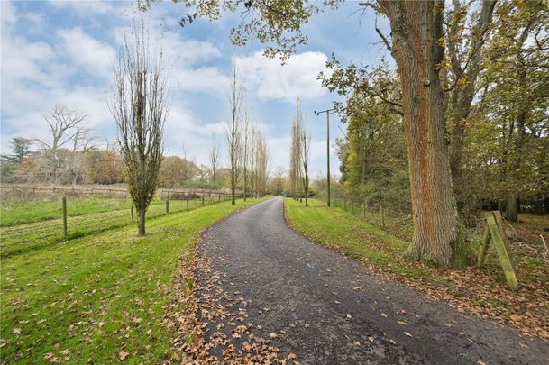 The wing of a manor house, offering space, a fantastic specification and an idyllic country position. - Photo 1