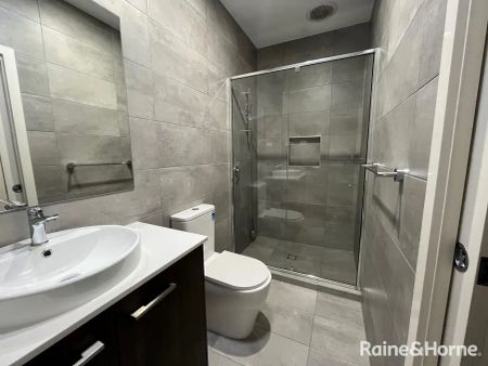 “Modern 3 Bedroom 2 Bathroom Unit” - Photo 3