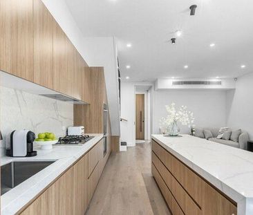 SUN DENCHED, LOW MAINTENANCE HOME IN AN EXCLUSIVE BRIGHTON ENCLAVE - Photo 3