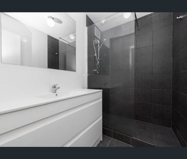 Renovated 2 Bedroom Apartment - Photo 4