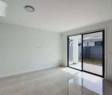 Stunning Duplex Home with Ducted Air & Alfresco - Photo 3