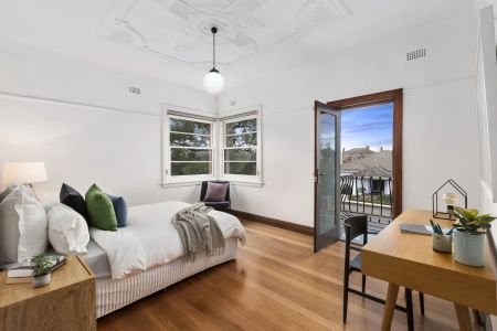 RENOVATED ART DECO APARTMENT - Photo 2