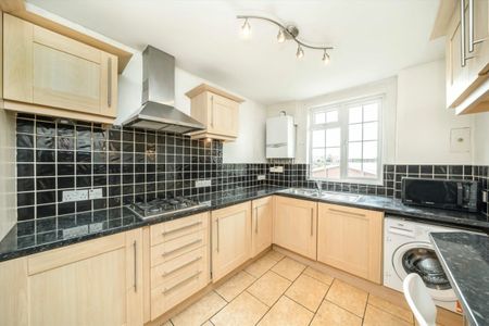Birkenhead Avenue, KT2, London - Photo 2