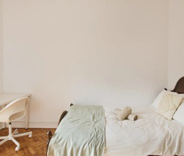 Rooms for rent in 6-bedroom apartment in Areeiro - Photo 3