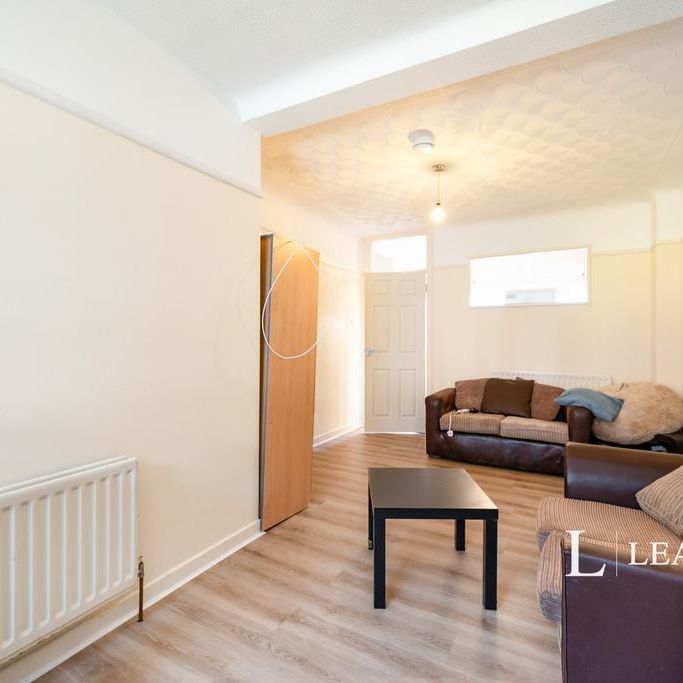 4 bedroom flat to rent - Photo 1