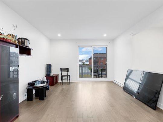 155 Boul. Samson - Photo 1