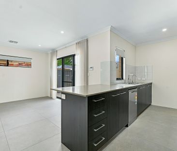 Townhouse living with space & style - Photo 2