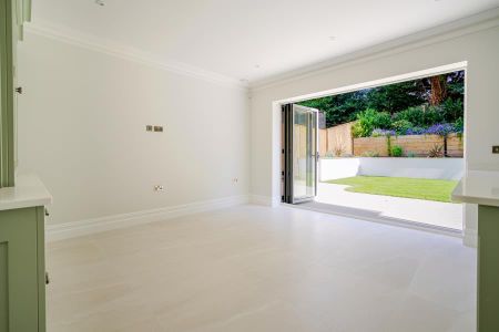 5 bedroom link detached house to rent - Photo 2