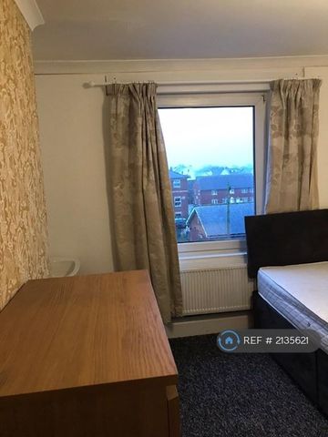 1 bedroom in a house share to rent - Photo 2