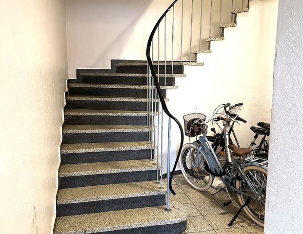 Düsseldorf-Düsseltal! Frisch renovierte 3-Zimmer-Balkonwohnung mit PKW-Stellplatz! - Photo 1