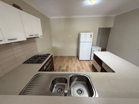 Classic 4Br Home in Altona North! - Photo 4