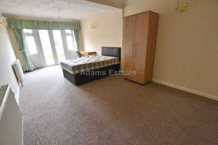 5 bedroom semi-detached house to rent - Photo 3