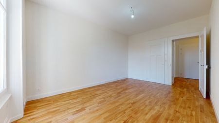 Magnifique appartement rénové de 4,5 pièces au rez-de-chaussée supérieur avec terrasse couverte, vue sur le lac et cheminées - Photo 2