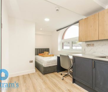 5 bed Apartment for Rent - Photo 1