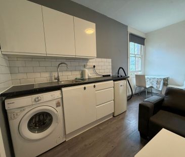 Colney Hatch Lane, London - Photo 2