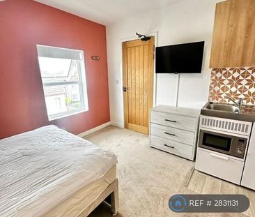 1 bedroom in a house share to rent - Photo 2