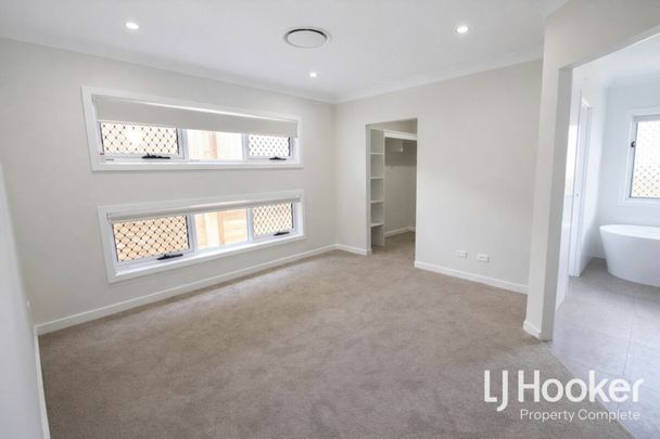 Large Family Home - 3 Living Zones - Ducted Air Conditoning + LOADS more - Photo 1