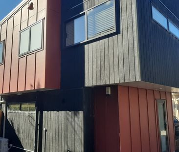 Lovely Townhouse in Point England - Photo 2