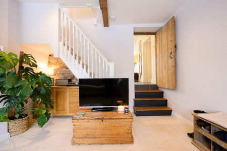 3 bedroom character property to rent - Photo 3