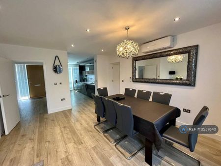 4 bedroom detached house to rent - Photo 4