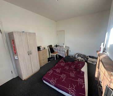 4 Bed Terraced House, Eastern Avenue, IG4 - Photo 3