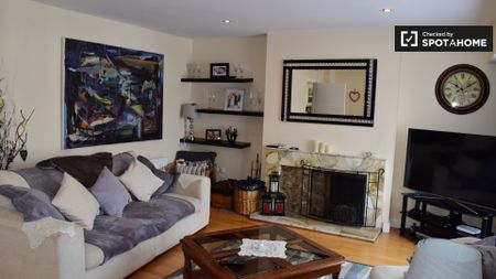 Bright room in 4-bedroom apartment in Swords, Dublin - Photo 5