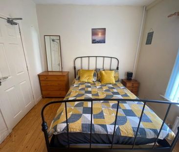 Donegall Road, En-Suite Room 4, All Bills Included, Belfast, BT12 5NB - Photo 3