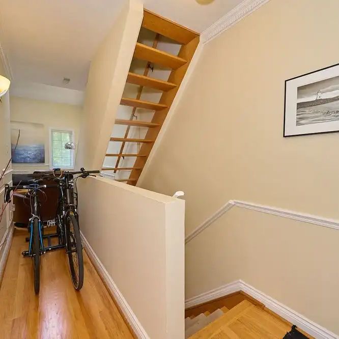 Toronto Furnished Upper Level for Rent – Elegant 2 Bed, 2 Bath with Private Entrance and Air Conditioning - Photo 1