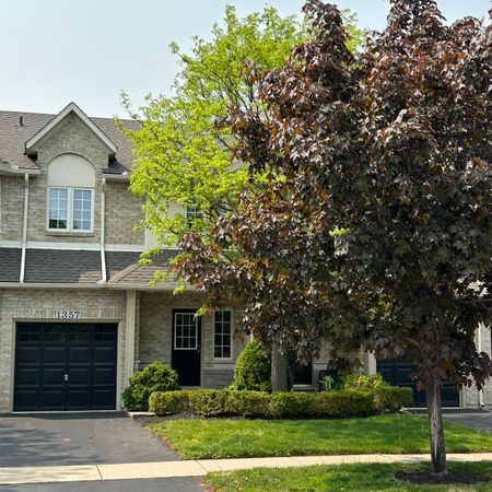 Burlington Downtown Townhome for Lease - Photo 3