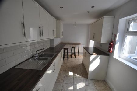 1 bedroom in a house share to rent - Photo 3