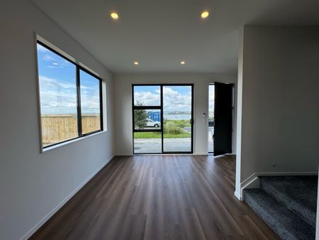 Brand New Family Home in Central Hobsonville - Photo 2