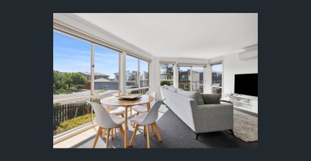 Spacious Two-Storey Townhouse with Ocean Views - Photo 4