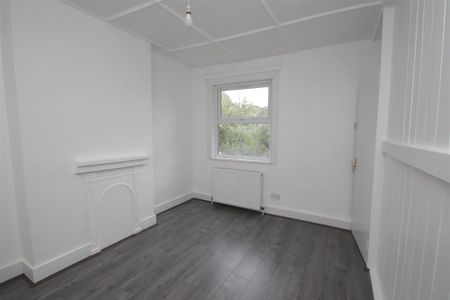 2 bedroom end of terrace house to rent - Photo 3