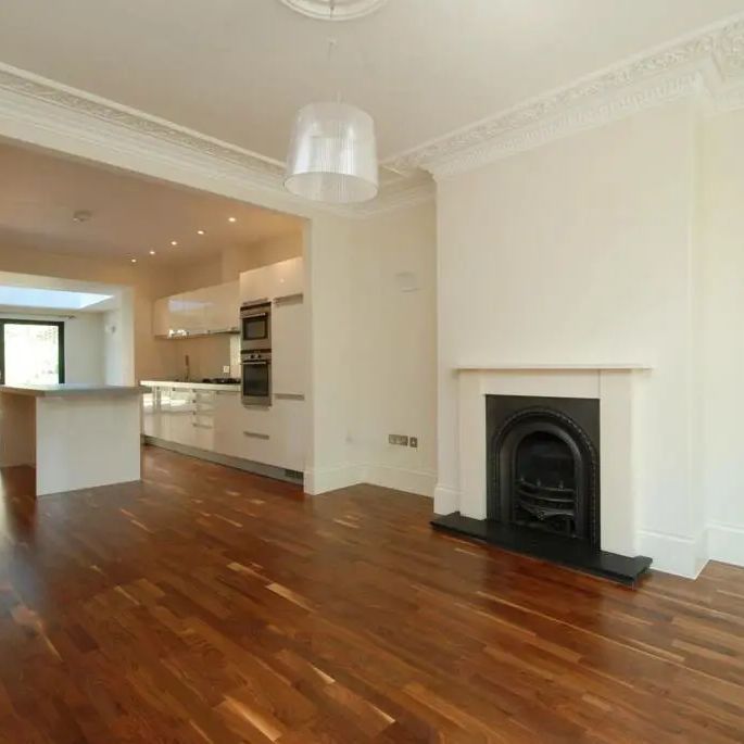 5 bedroom house in South Hill Park - Photo 1