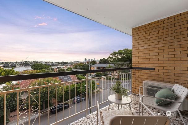 Fully Renovated Top-Floor Residence with Elevated Views, Footsteps from Racecourse Road - Photo 1