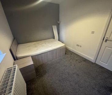 1 bedroom in a flat share to rent - Photo 3