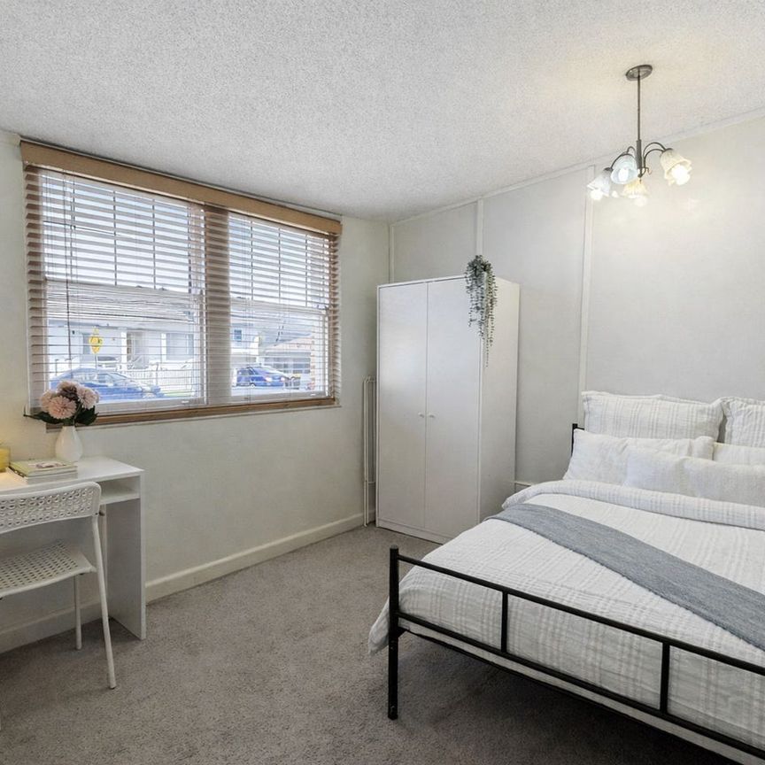 Cozy House for Rent in Burwood - Live Close to the City - Photo 1