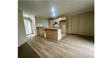 **Modern 4-Bedroom Family Home in Quiet Cul-De-Sac** - Photo 4