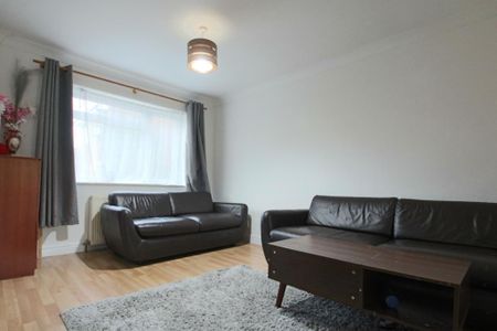 3 bedroom end of terrace house to rent - Photo 3