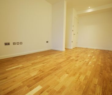 High Road, Broxbourne - Photo 5