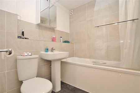 Alexandra Gardens, Woking - 1 bedroomProperty for lettings - Seymours - Photo 2