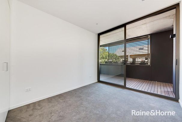 LUXURY TWO BEDROOM APARTMENT WITH PARKING ! - Photo 1