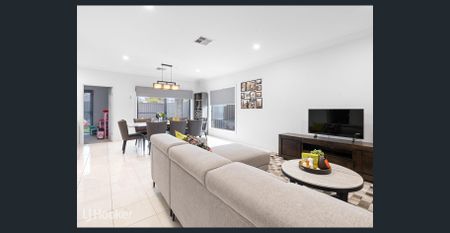 4- 5 bedroom home with Solar Panels & Battery - Photo 2