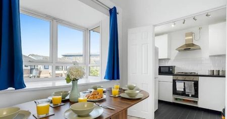 3 Bed Terraced House, Ironmongers Place, E14 - Photo 2