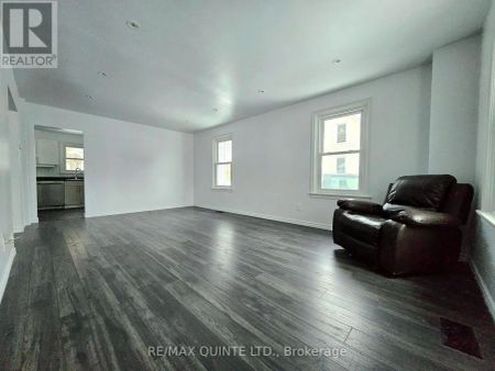 181 BURNHAM STREET - Photo 2