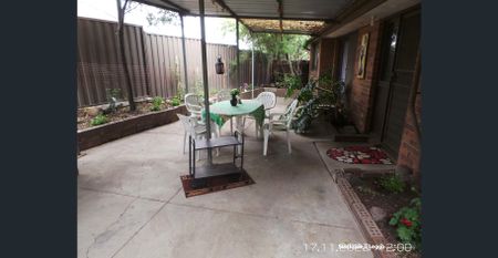 SPACIOUS 4 BEDROOM IN ENDEAVOUR HILLS WITH A POOL - Photo 5