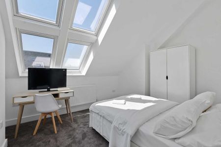 6 bedroom detached house to rent - Photo 2