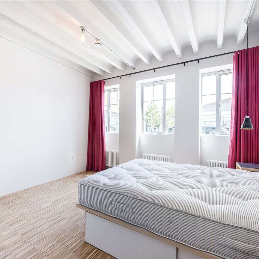 An ideal one bedroom apartment in a stylish converted warehouse. - Photo 1