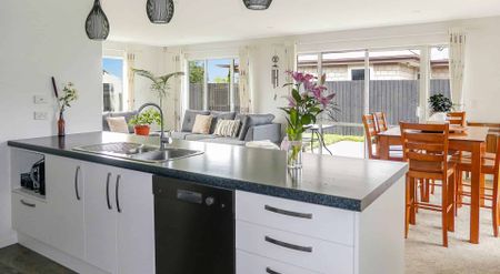 HALSWELL - THREE BEDROOMS, TWO BATHROOMS, HEAT PUMP, DOUBLE GARAGE - Photo 3