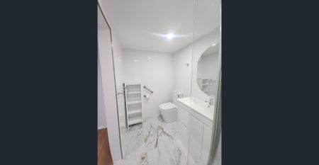 Beautifully Fully Renovated One Bedroom - Photo 4